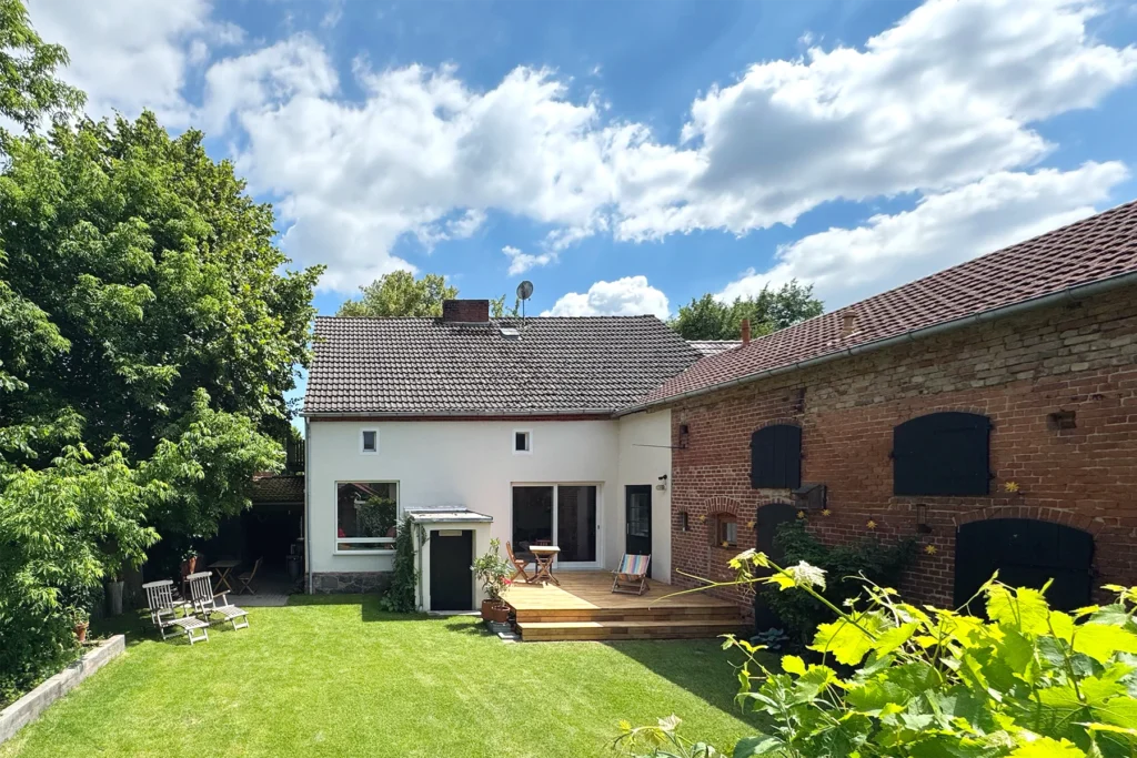 Gartenansicht mit Rasen un Terrasse